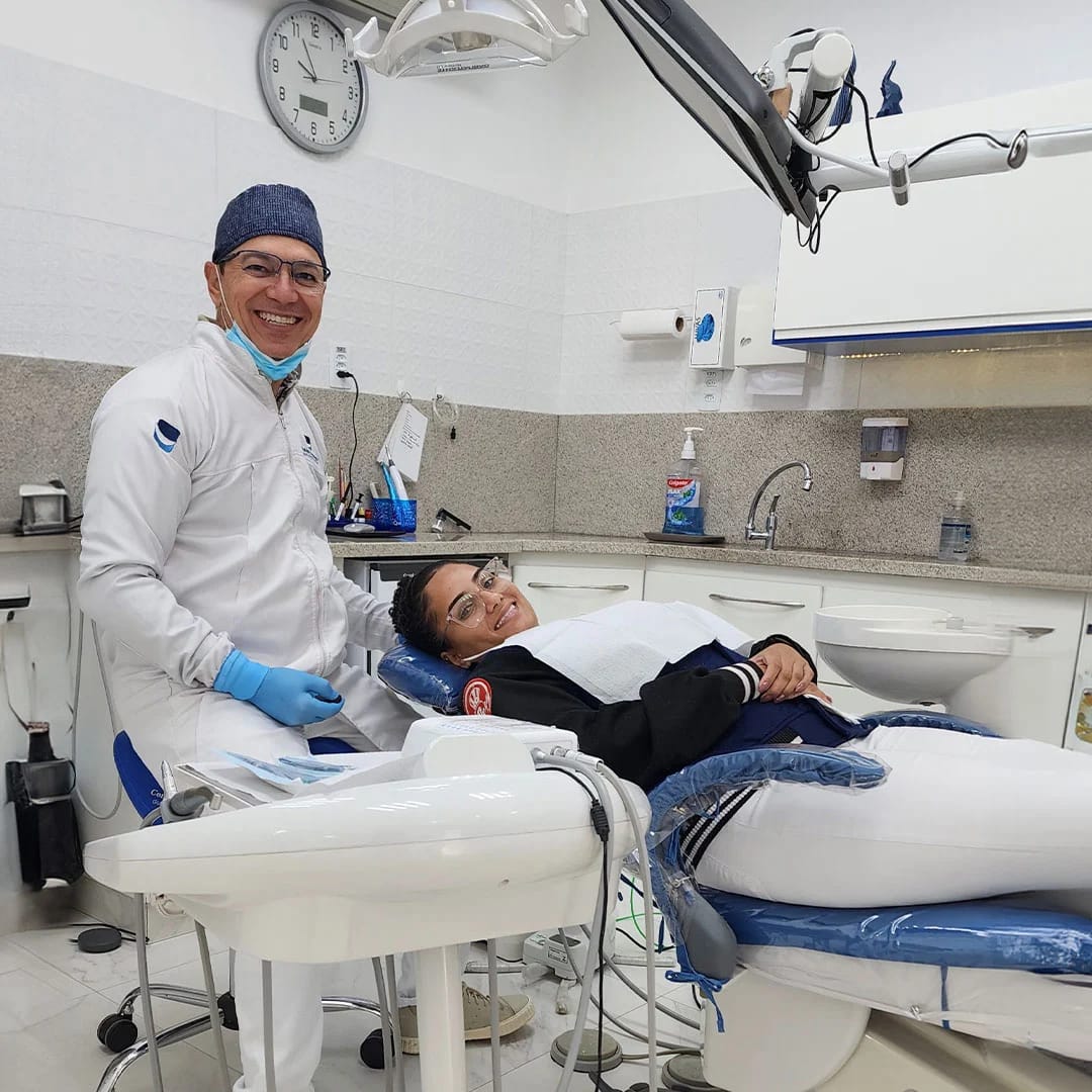 Dr. Guilherme e paciente sorrindo na clínica Avancia Odontologia